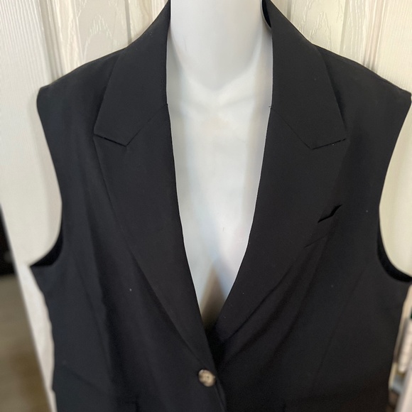 MINASELF Black Sleevless Vest Blazer - Picture 5 of 7